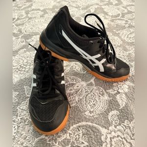 ASICS black and white volleyball shoe. Size 8 Women’s. NWOT.